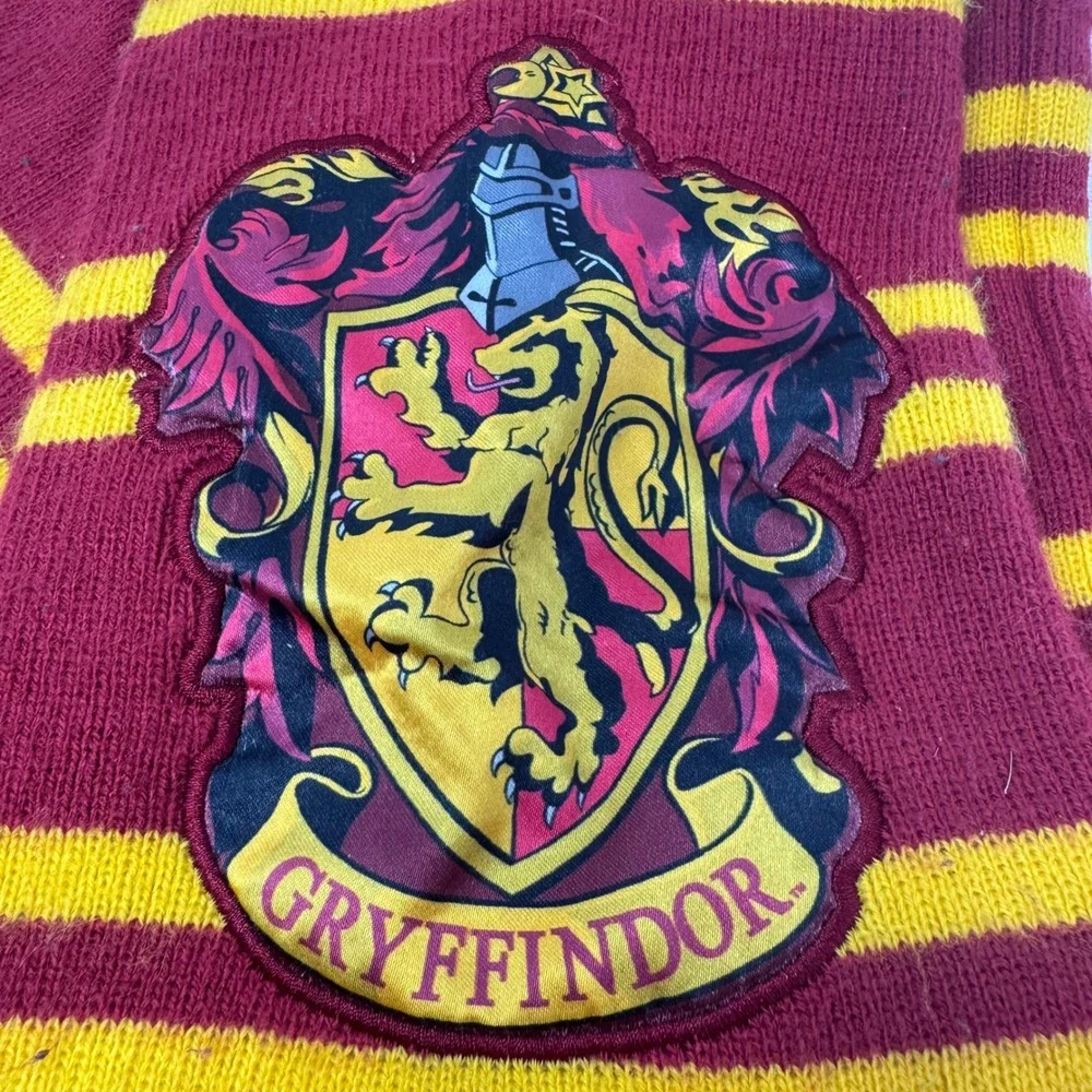 Harry Potter Gryffindor Scarf Burgundy‎ Gold Striped Knit Hogwarts Crest Fringe